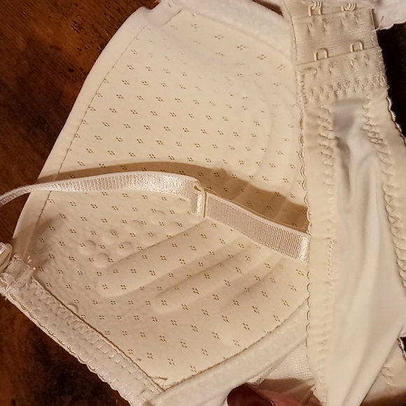 NWOT 34C Girly & Feminine white Padded Underwire Slight Push Up Bra - Picture 6 of 9